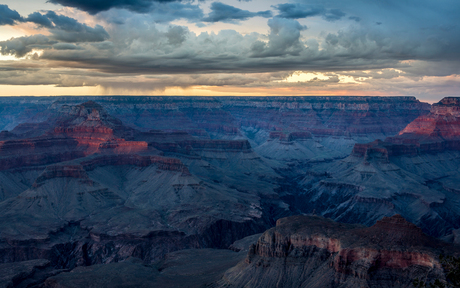 Donkere wolken boven de Grand Canyon