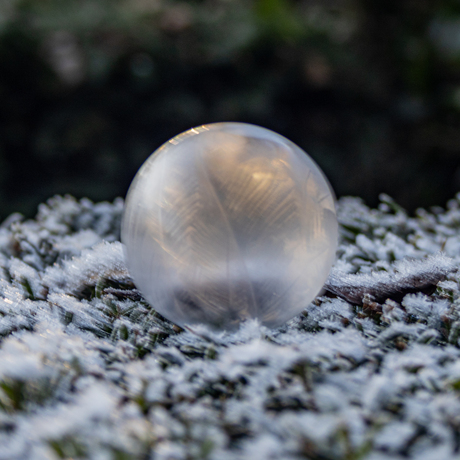 Bevroren zeepbel met een vleugje zonlicht