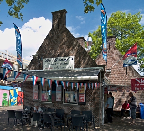 De viswinkel met terras, foto 1.