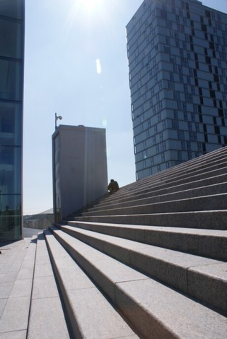 Eenzame mens tussen moderne gebouwen