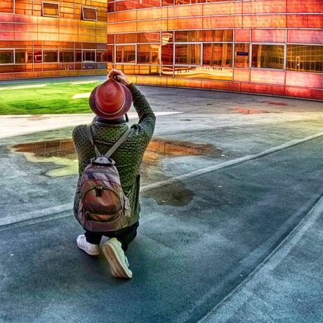 the colors of the buildings reflect on the Axel backpack