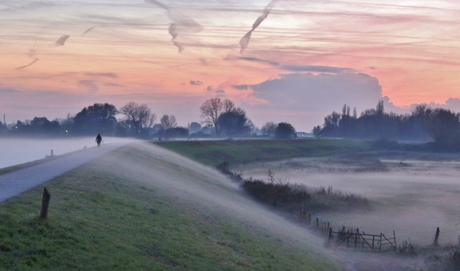 Mist "kruipt" van de ene naar de andere kant van de dijk