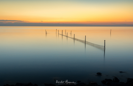 Rust op 't Markermeer - Geen wind op 't Markermeer, komt maar zelden voor. - foto door xsgraphicdesign op 25-10-2016 - deze foto bevat: zon, water, zonsondergang, spiegeling, landschap, meer, stenen, visnetten, lange sluitertijd
