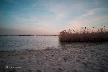 Prachtige zonsondergang op het strand