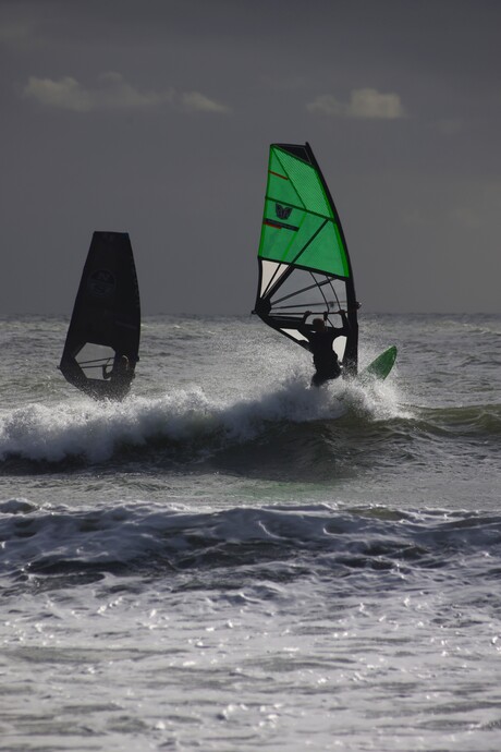 Windsurfers op zee