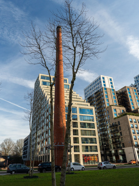 De oude rode baksteen toren op Strijp S