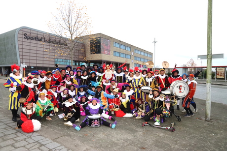 Sinterklaas met veel Pieten bij Station Almere Oostvaarders