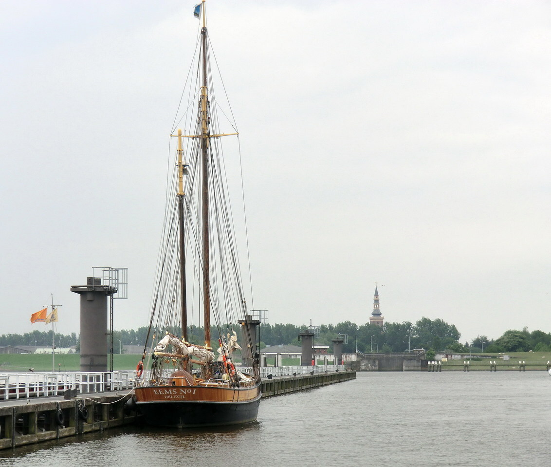 EEMS No I-Delfzijl - Het weekje in het Noorden van ons land,heb ik wat rondgekeken aldaar, o.a. Delfzijl-Zoutkamp-Lauwersoog, hier een opname van de EEMS No I,die ik vana - foto door ruudpeter op 31-05-2011 - deze foto bevat: EEMS No I-Delfzijl