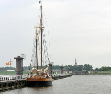 EEMS No I-Delfzijl - Het weekje in het Noorden van ons land,heb ik wat rondgekeken aldaar, o.a. Delfzijl-Zoutkamp-Lauwersoog, hier een opname van de EEMS No I,die ik vana - foto door ruudpeter op 31-05-2011 - deze foto bevat: EEMS No I-Delfzijl