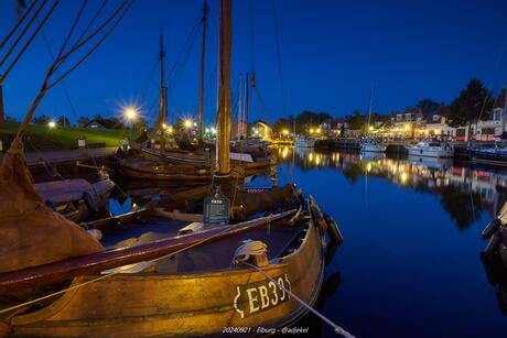 De haven van Elburg in het blauwe uurtje