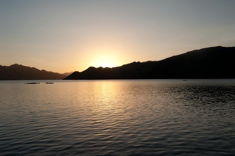 een baai vlakbij Rinca en Komodo