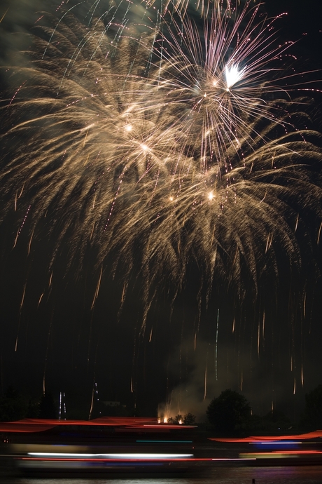 Vuurwerk aan de Rijn.