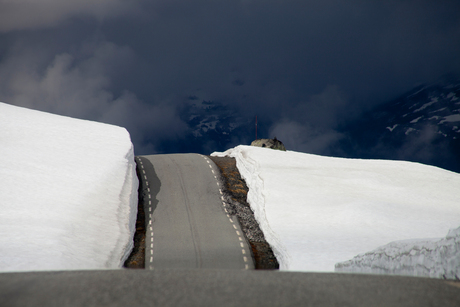 Een weg door de sneeuw naar de volgende bui.