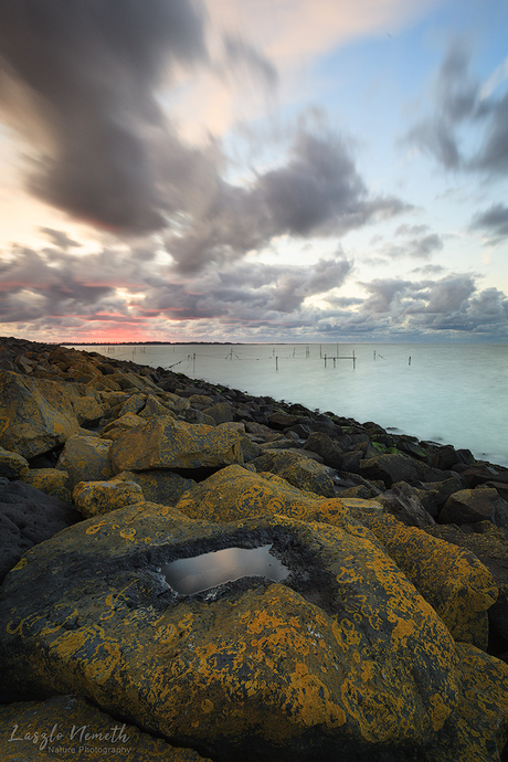 Rustige zonsondergang langs de Noordzee