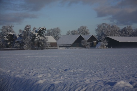 boerderij in sneeuw