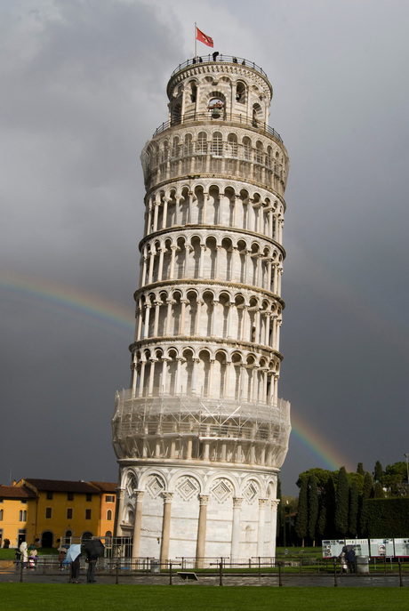 Toren van Pisa met regenboog