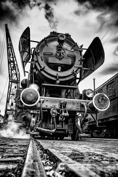 Oldtimer Locomotief - Oude loc onder stoom van de Veluwse Stoom maatschappij. Heerlijke plek om rond te struinen met de camera en voor even terug te stappen in 'The old ti - foto door Fotografiecor op 15-10-2019 - deze foto bevat: oud, donker, veluwe, licht, trein, reizen, schaduw, auto, museum, voertuig, apeldoorn, beweging, stoomtrein, straatfotografie, verlaten, transport, hdr, locomotief, details, urbex, loc
