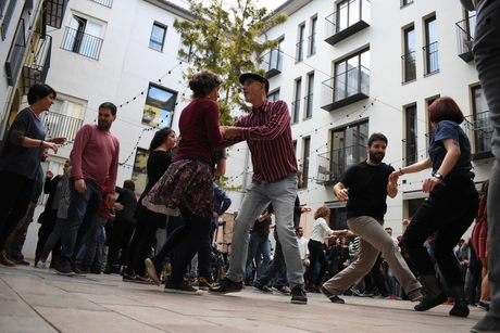 bailando en la plaza