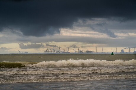 Zwaar weer boven de Maasvlakte