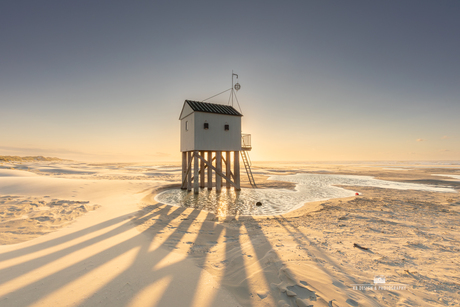 Drenkelingenhuisje Terschelling: Zonsondergang met Opwaaiend Zand 