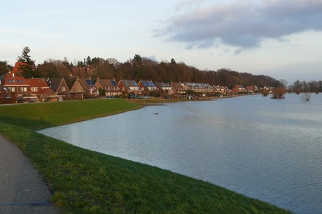 Hoog water uiterwaarden Rijn vanaf Grebbedijk Wageningen, Di. 30-1-2018.