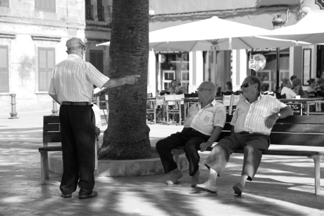 Oude heren op een bankje, Ciutadella (Menorca)