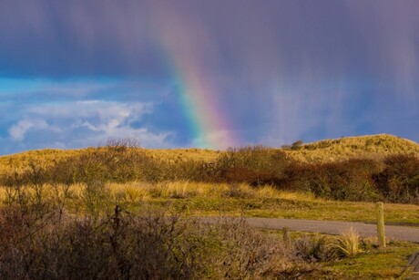 regenboog boven de duinen