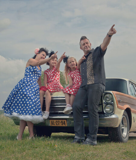 Back to the 60's part 1 MKII - Hier de MKII versie van part 1, men vond de foto over het algemeen te contrastrijk en daarom niet 60's genoeg. Misschien is dit beter? - foto door mmuetst op 25-05-2011 - deze foto bevat: portret, familie, strobist, Rock and Roll