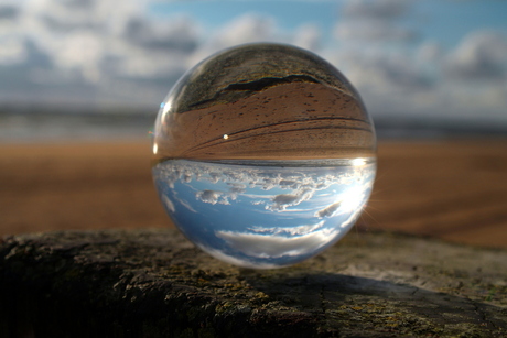 strand julianadorp in een glazen bol