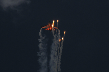 KLu Demo F16 flares