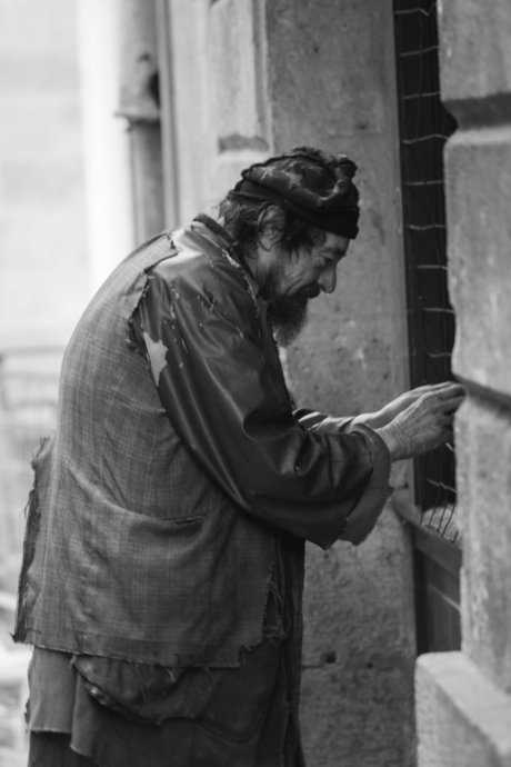 Oude man op zoek ???