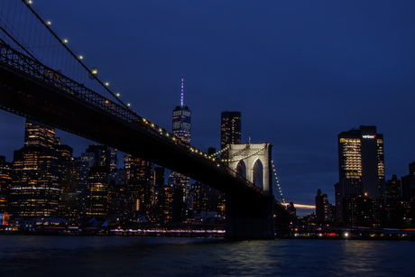 Brooklyn Bridge bij avond licht New York 