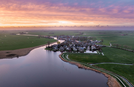 Oosthem met een kleurrijk randje - Friesland