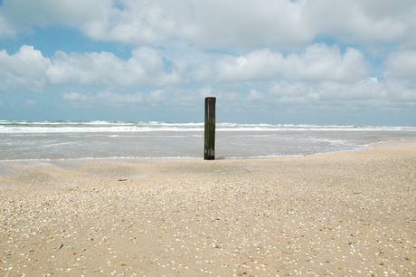 Op het strand stil en verlaten