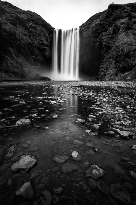 Skogafoss in zwart-wit