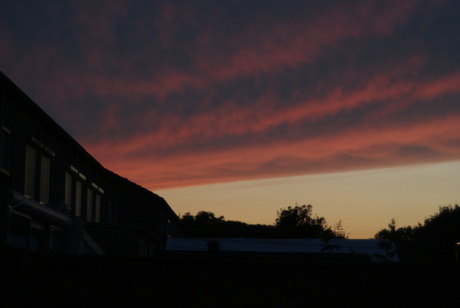 mooie lucht bove de huizen