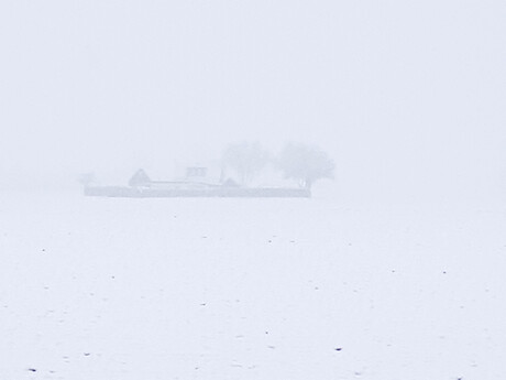 Eiland in de sneeuw