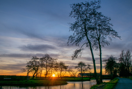 Zonsondergang over een typisch Hollands landschap