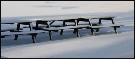 Bankjes in de sneeuw