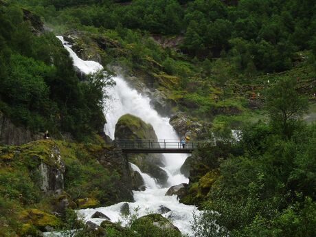 56 Het beroemde bruggetje bij de waterval van de Briksdalbreen