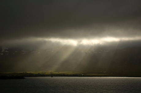 Zonnestralen in IJsland