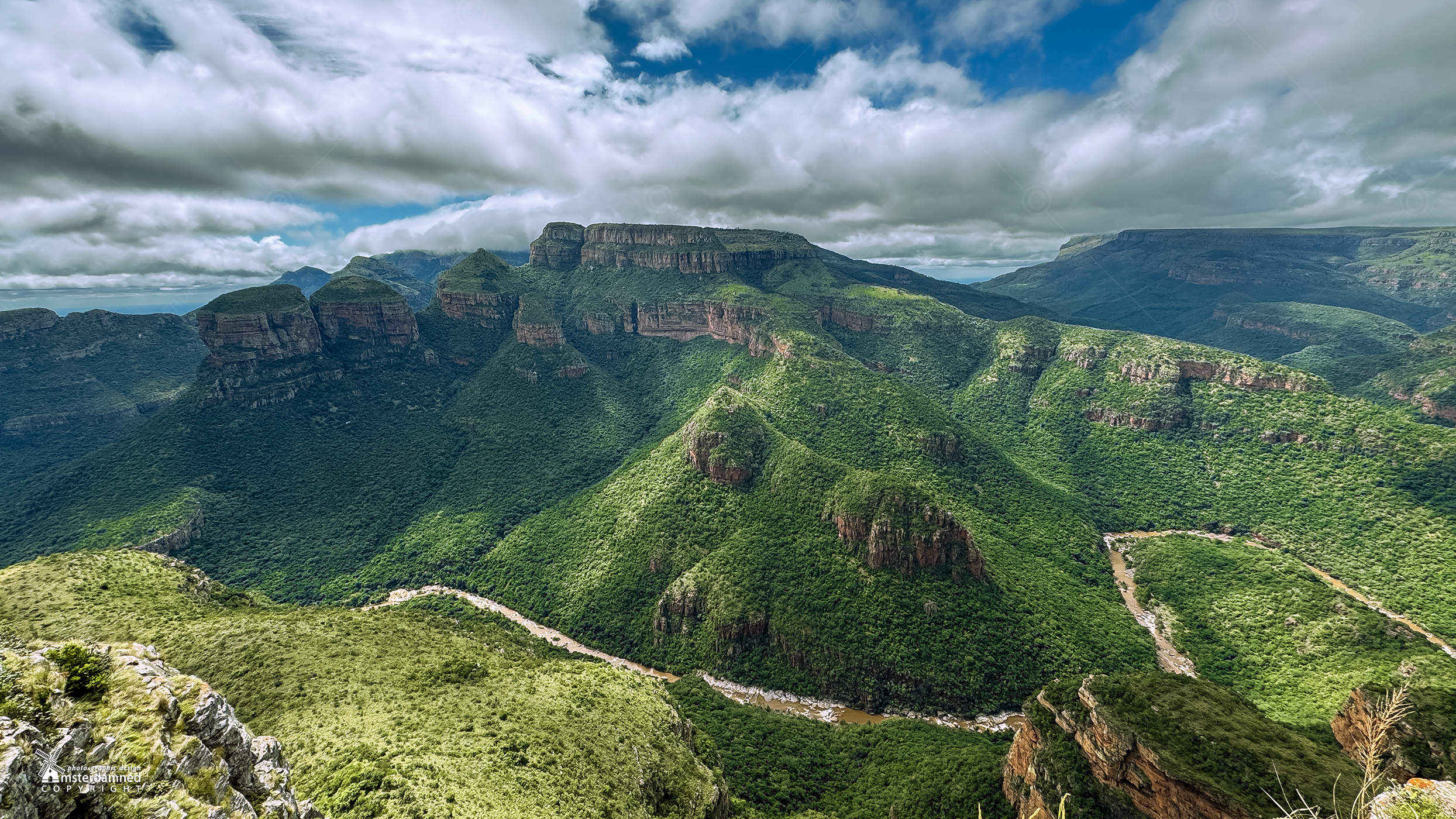 Zuid-Afrika - De Rondavels zijn 3 rotsen opkomend uit de wand de Blyde River Canyon. Ze zijn de meest noordelijk gelegen bezienswaardigheid van de panorama route,  - foto door amsterdamned_zoom op 10-06-2025 - locatie: Three Rondavels, Zuid-Afrika - deze foto bevat: afrika, landschap, rotsen, reizen, blyde rivier, rondavels, canyon, zuid afrika, graskop, panorama route, apple, iphone 15 pro max, iphone 15 pro max back triple camera 2.22mm f/2.2, iso 50, diafragma ƒ/2.2, sluitertijd 1/944s, brandpuntafstand 2.220000028611935mm, berg, bergachtige landvormen, natuur, heuvel, natuurlijk landschap, vegetatie, hoogland, terrein, landschap, gebergte