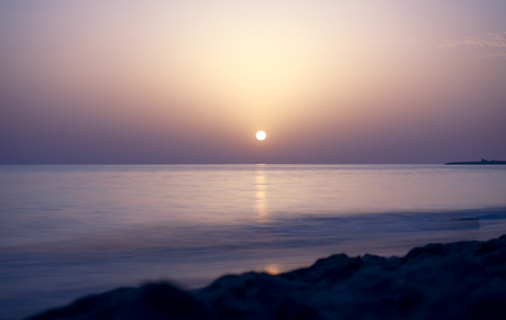 Zonsondergang bij het strand 