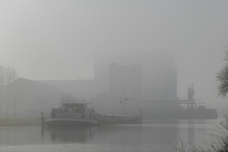 Mistig kanaal/haven in Oss