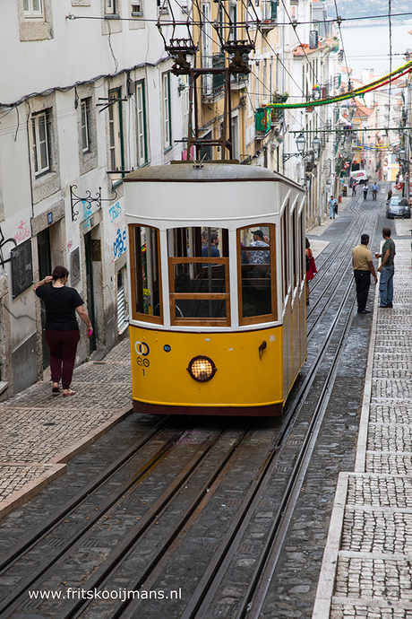 Tram door Lissabon