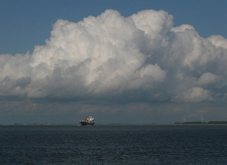 grote boot nog grotere wolken