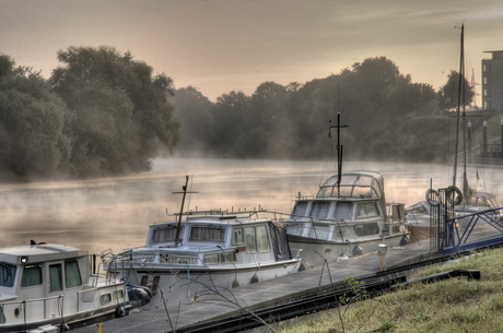 Linne aan de Maas in de ochtendnevel