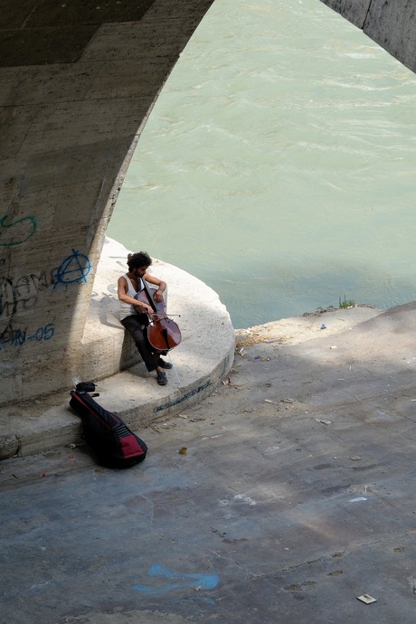 Cellist aan de Tiber