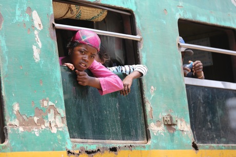 Meisje in trein Madagascar