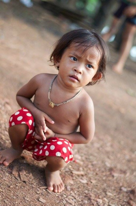 Nieuwsgierig kindje floating village Cambodja
